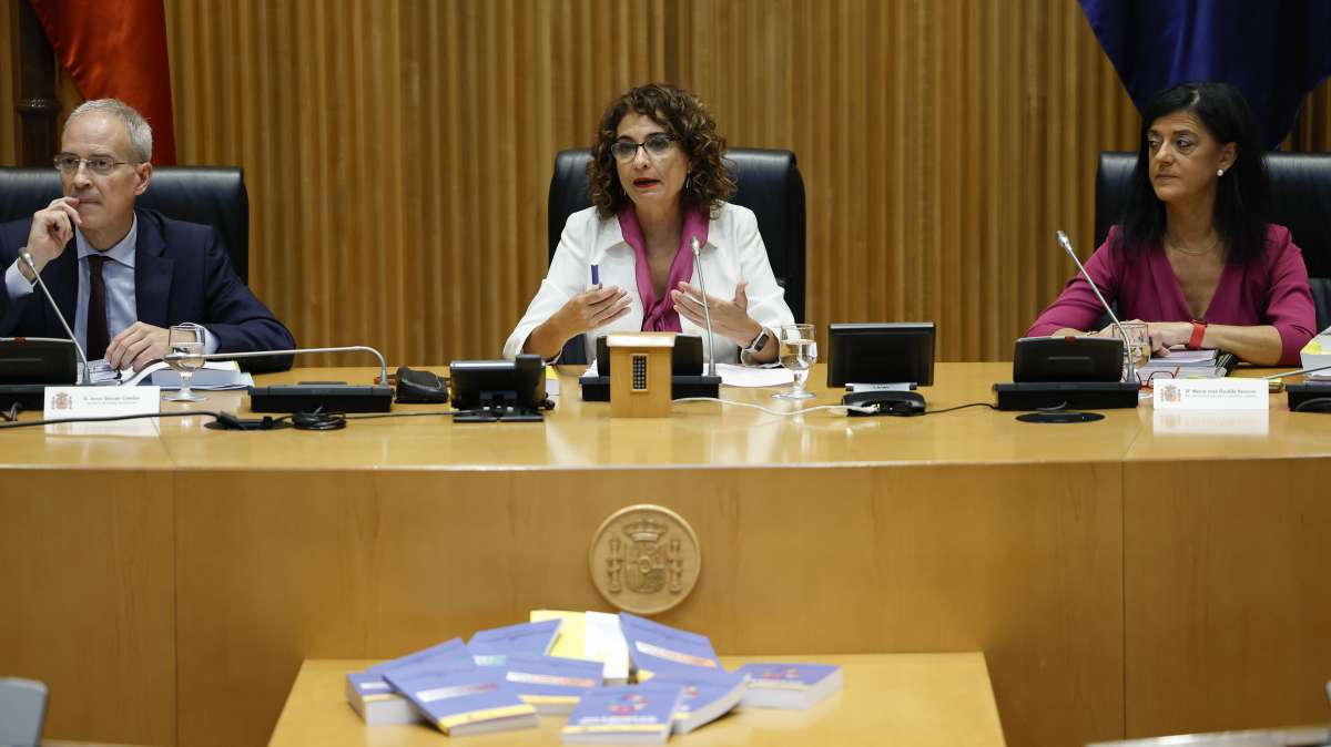 La ministra de Hacienda, María Jesús Montero (c), junto al secretario de Estado de Hacienda, Jesús Gascón Catalán (i), y ​la secretaria de Estado de Presupuestos y Gastos, María José Gualda Romero (d), durante la presentación de los Presupuestos 2023
