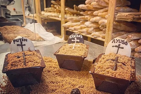 Una panadería de Parla se vuelve viral por unos pasteles con la lápida de Ayuso