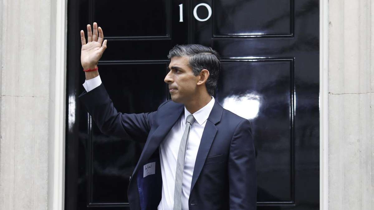 Rishi Sunak, primer ministro de Reino Unido, ante la puerta del 10 de Downing Street.