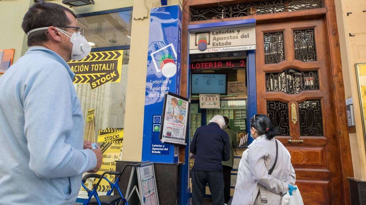 Un gasto récord de 11.529 millones y jóvenes enganchados a los 'rasca': así es la relación de los españoles con la lotería