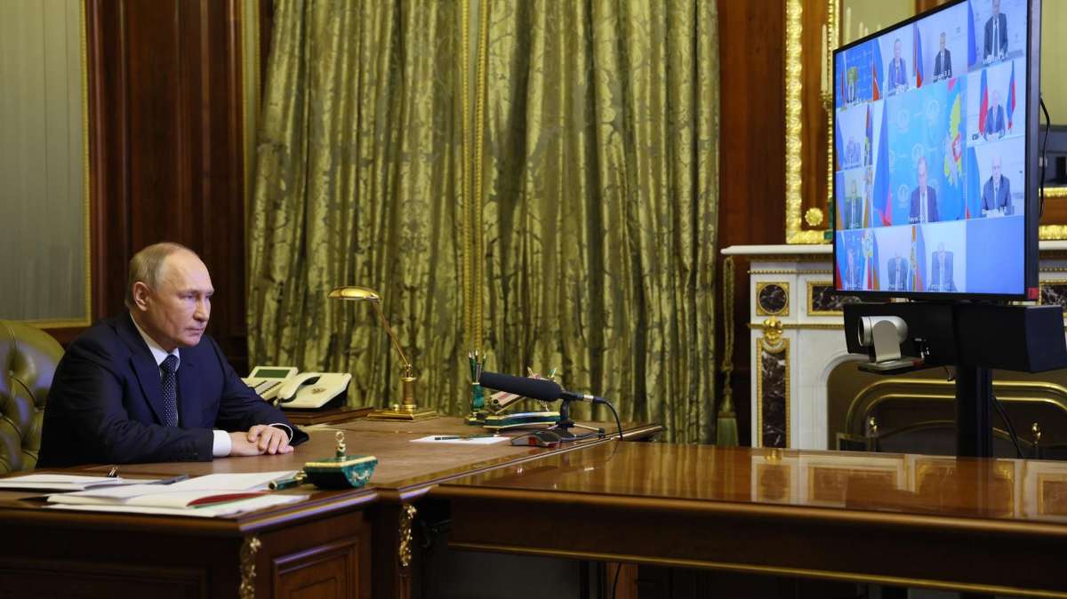Vladimir Putin en una videoconferencia, en San Petersburgo