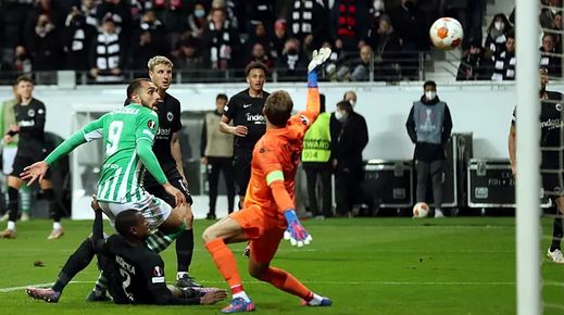 Borja Iglesias marca un gol contra le Eintracht en la Europa League