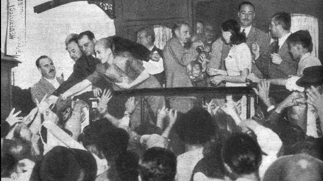 Evita saludando desde el tren, campaña para las elecciones de 1946