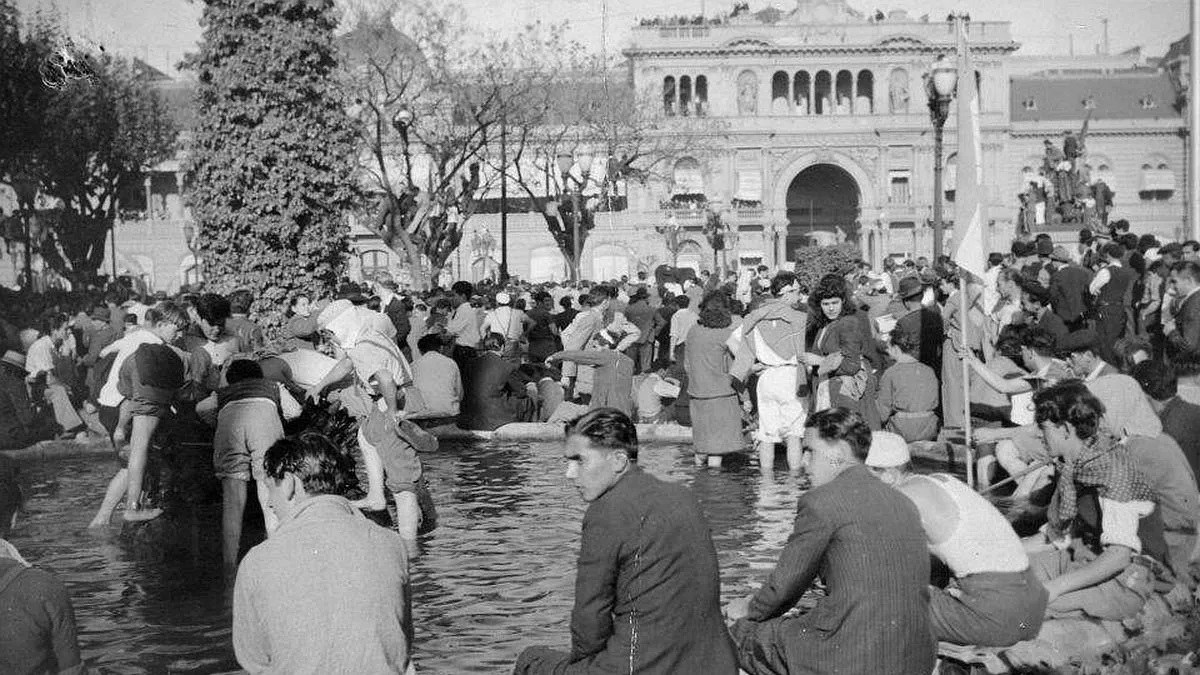Foto histórica conocida como Las patas en la fuente durante la manifestación en Plaza de Mayo del 17 de octubre de 1945.
