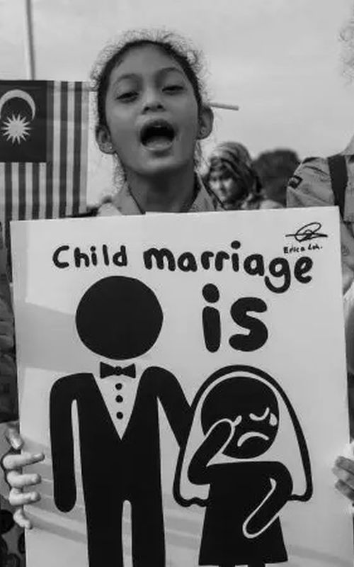 Activistas sostienen pancartas contra el matrimonio infantil, en Kuala Lumpur