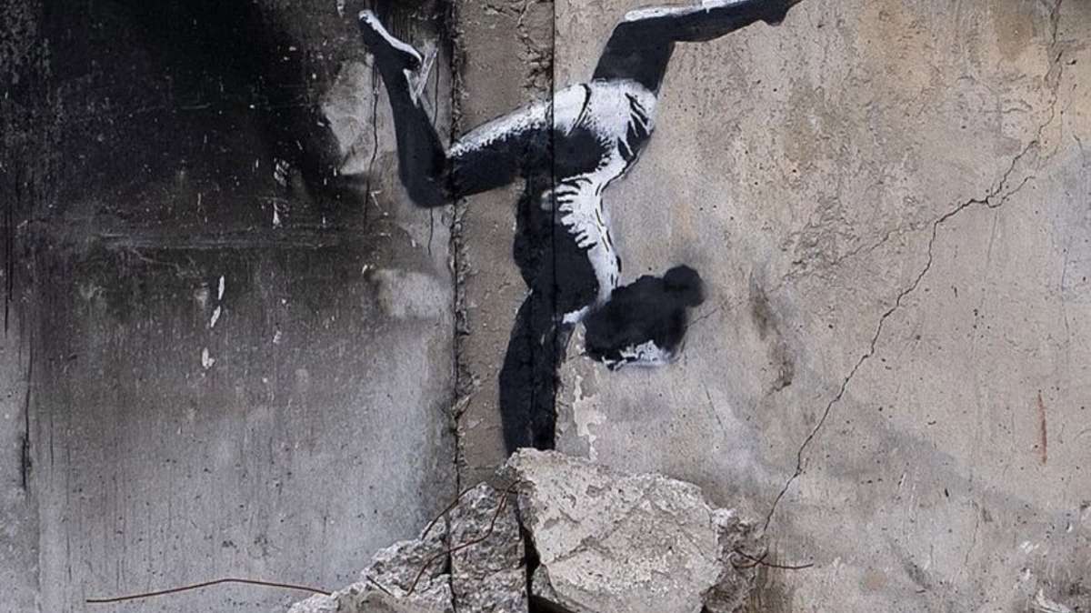 Banksy realiza un grafiti en los restos de un edificio destruido en Ucrania