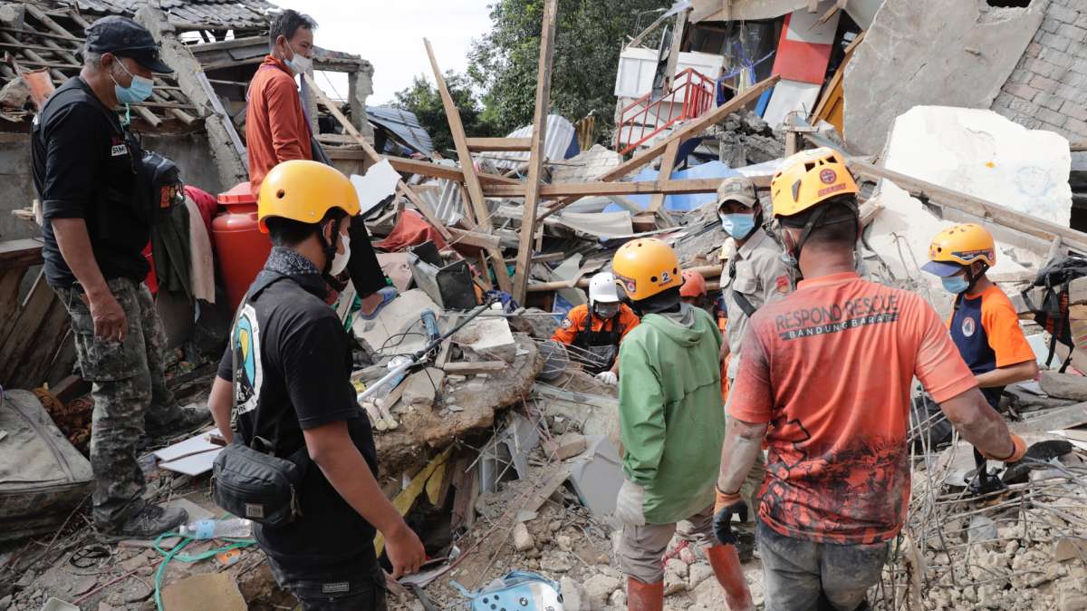 Azka, el niño de 6 años que ha sobrevivido dos días bajo los escombros en Indonesia