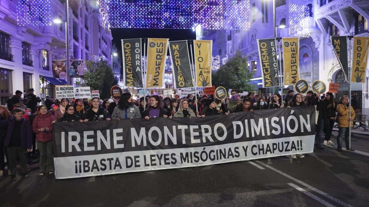 Gritos y pancartas contra Irene Montero en la marcha feminista de Madrid en presencia de varias ministras del PSOE