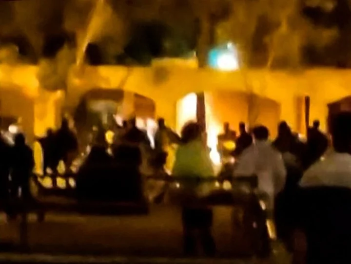 Manifestantes incendian la vivienda de Jomeini, el exlíder supremo de Irán
