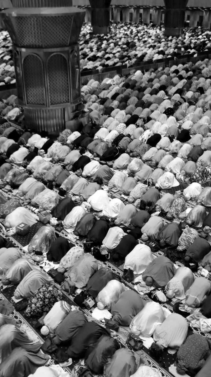 Cientos de personas rezan en una mezquita de Indonesia en el inicio del Ramadán.
