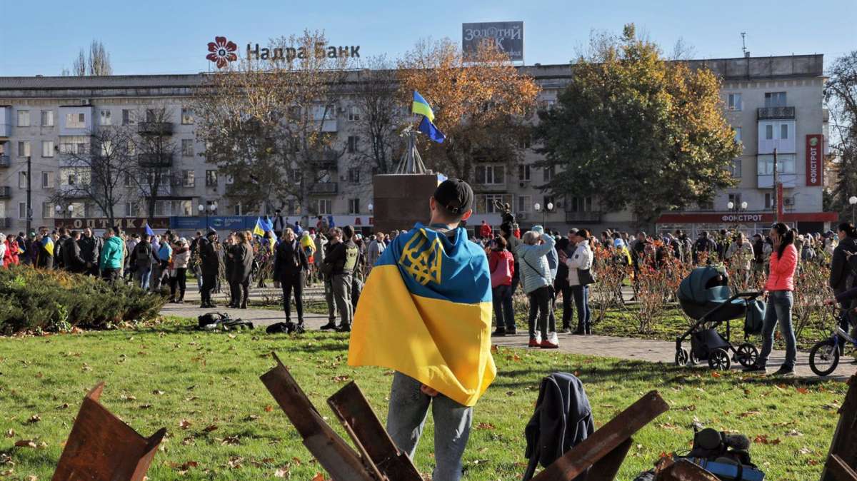Civiles en una plaza de Jersón (Ucrania) tras el repliegue de las fuerzas rusas