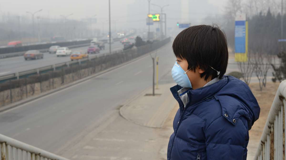 Un niño lleva una mascarilla contra la contaminación en Beijing, China.