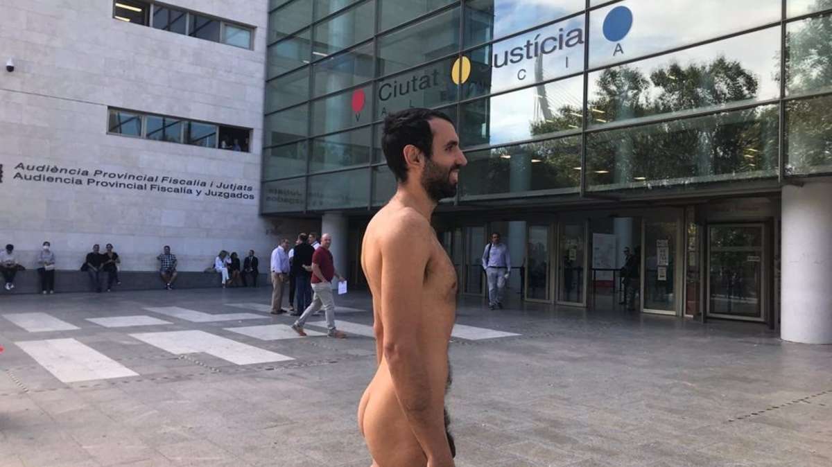Un juez anula las sanciones al joven que presentó sin ropa en la Ciudad de la Justicia al juicio por ir desnudo
