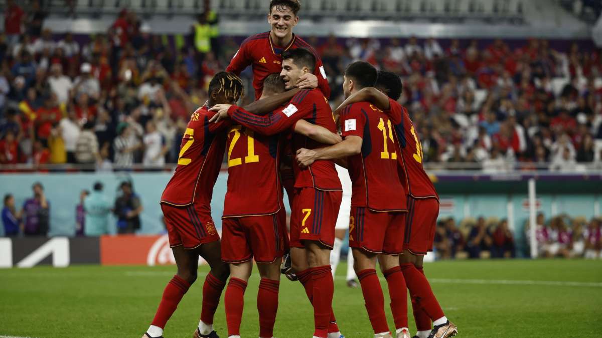 Los jugadores de España celebran uno de los siete goles ante Costa Rica