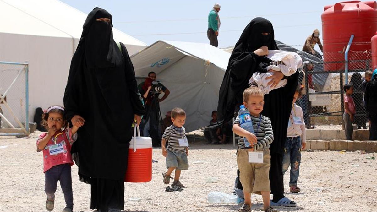 Esposas de los combatientes del ISIS en el campamento de al-Hol para refugiados