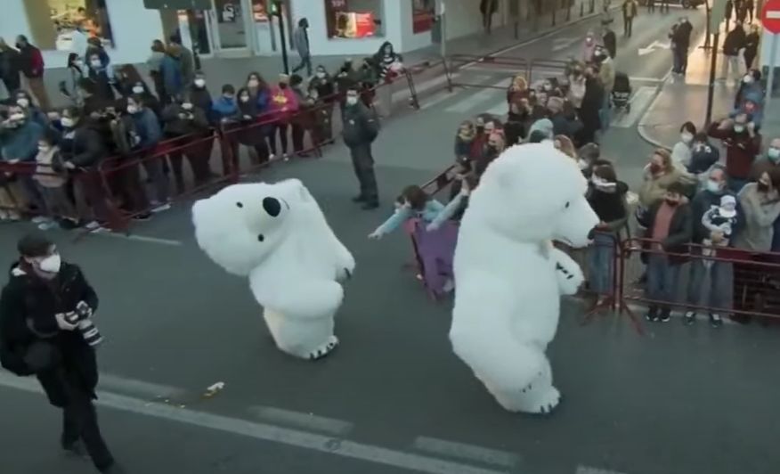 Cádiz veta a los osos polares en la cabalgata de Reyes Magos tras el fenómeno viral de principios de año
