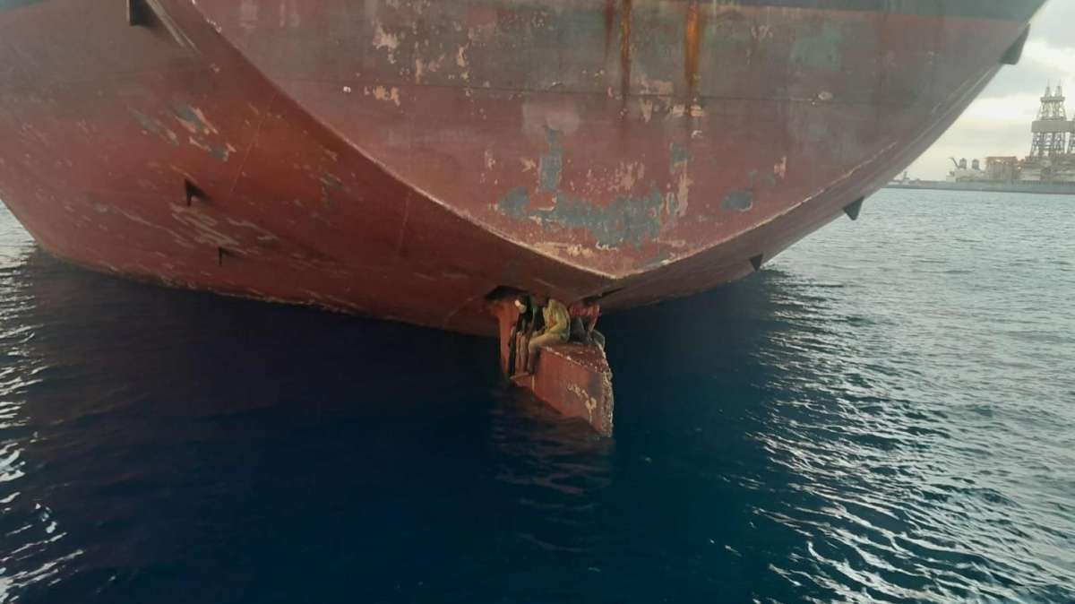 Rescatados en Las Palmas tres polizones en el timón de un petrolero tras 11 días de travesía