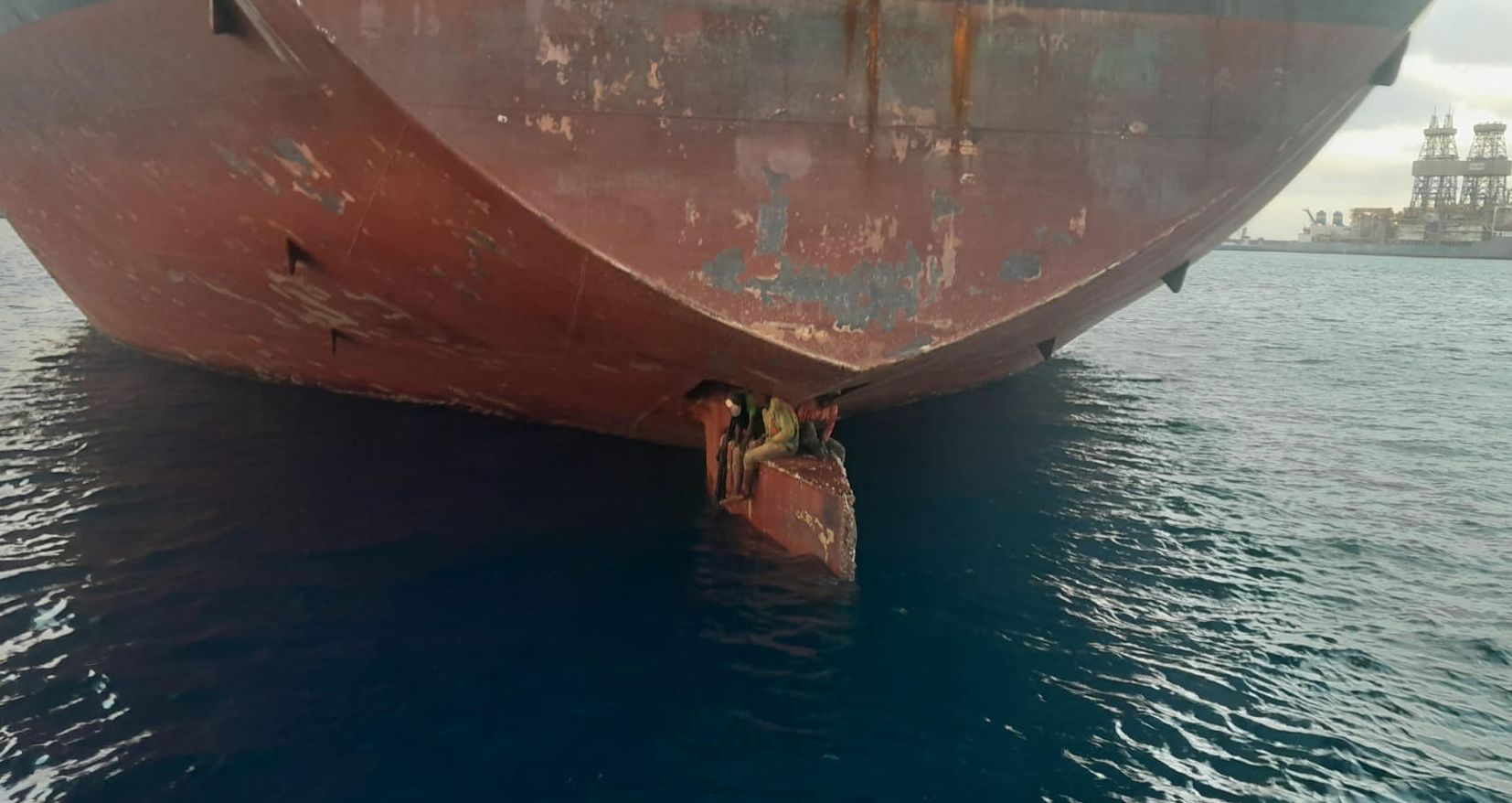 Imagen facilitada por Salvamento Marítimo de los tres varones localizados sobre el timón del petrolero Alithini II, buque con bandera de Malta