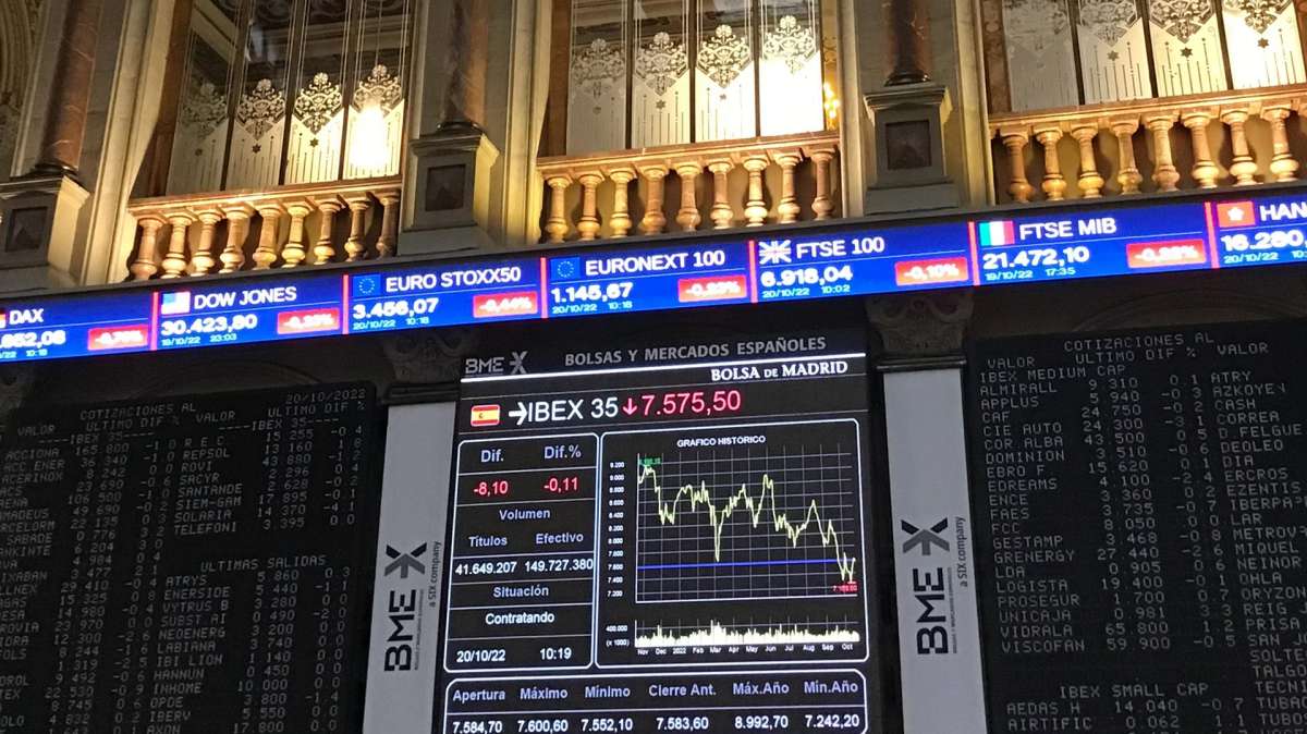 El Ibex suaviza su caída al cierre hasta el 0,11%, rozando los 8.960 puntos