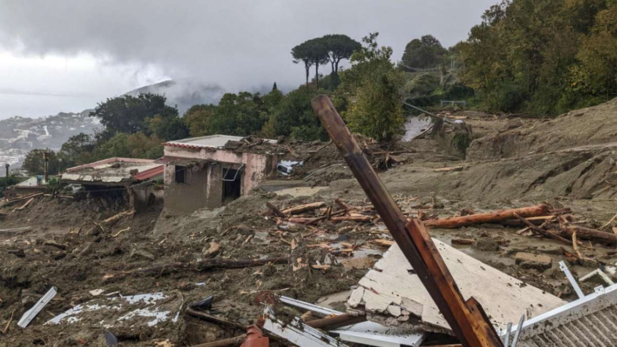 Italia informa de un muerto y varios desaparecidos por un corrimiento de tierras en Ischia