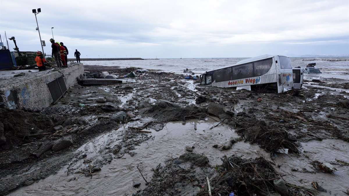 Las autoridades italianas aumentan a ocho el balance de muertos por el temporal en la isla de Isquia