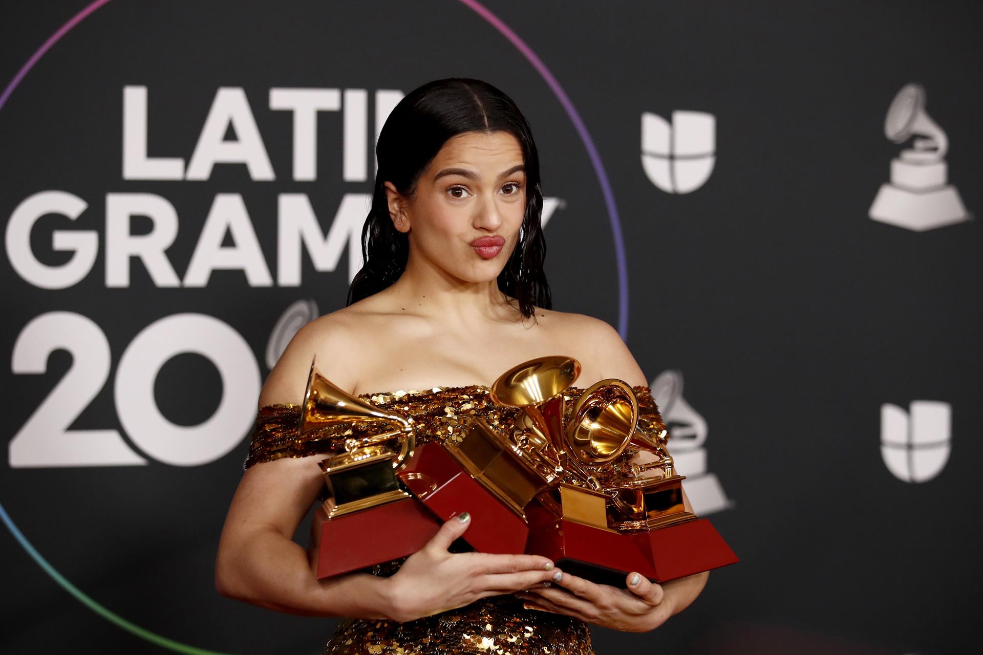 La cantante Rosalía posa con sus galardones tras la gala de los Grammy Latinos, en noviembre de 2022.