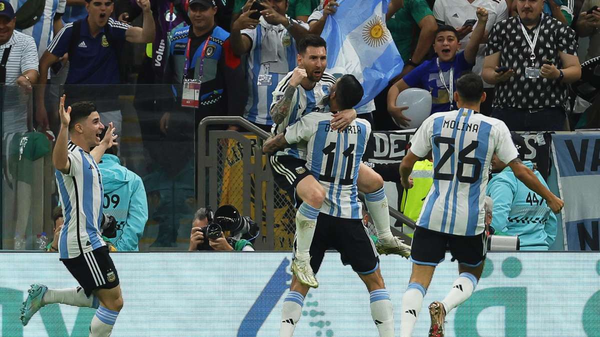 Messi y Argentina salvan la 'primera final' venciendo a México (2-0)
