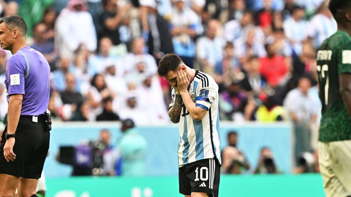 Messi, desolado tas la derrota de Argentina ante Arabia Saudita