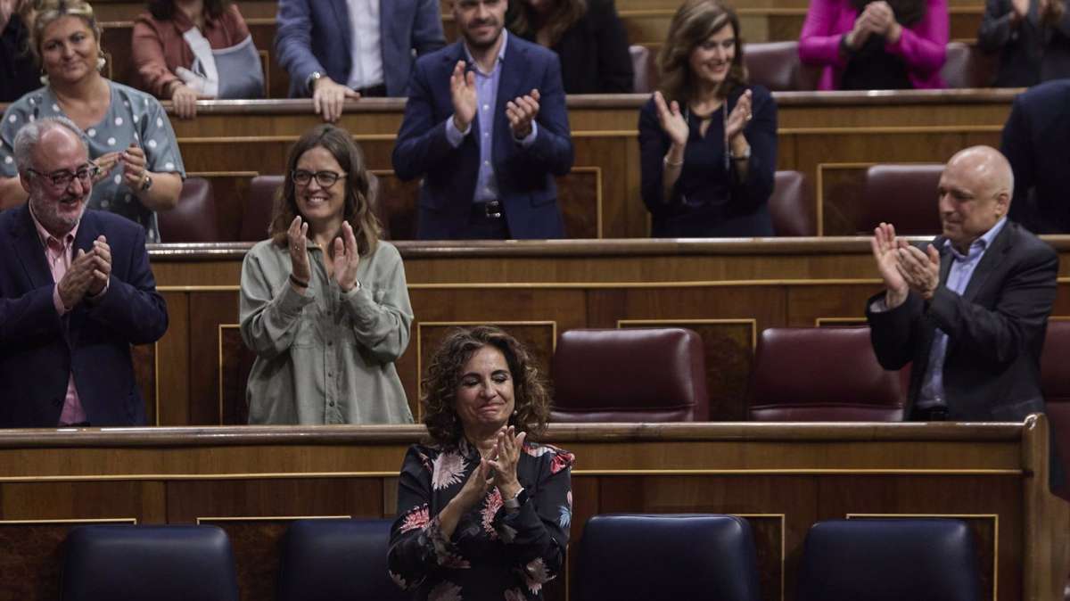 La ministra de Hacienda, María Jesús Montero, aplaudida por los diputados socialistas en una sesión plenaria del Congreso