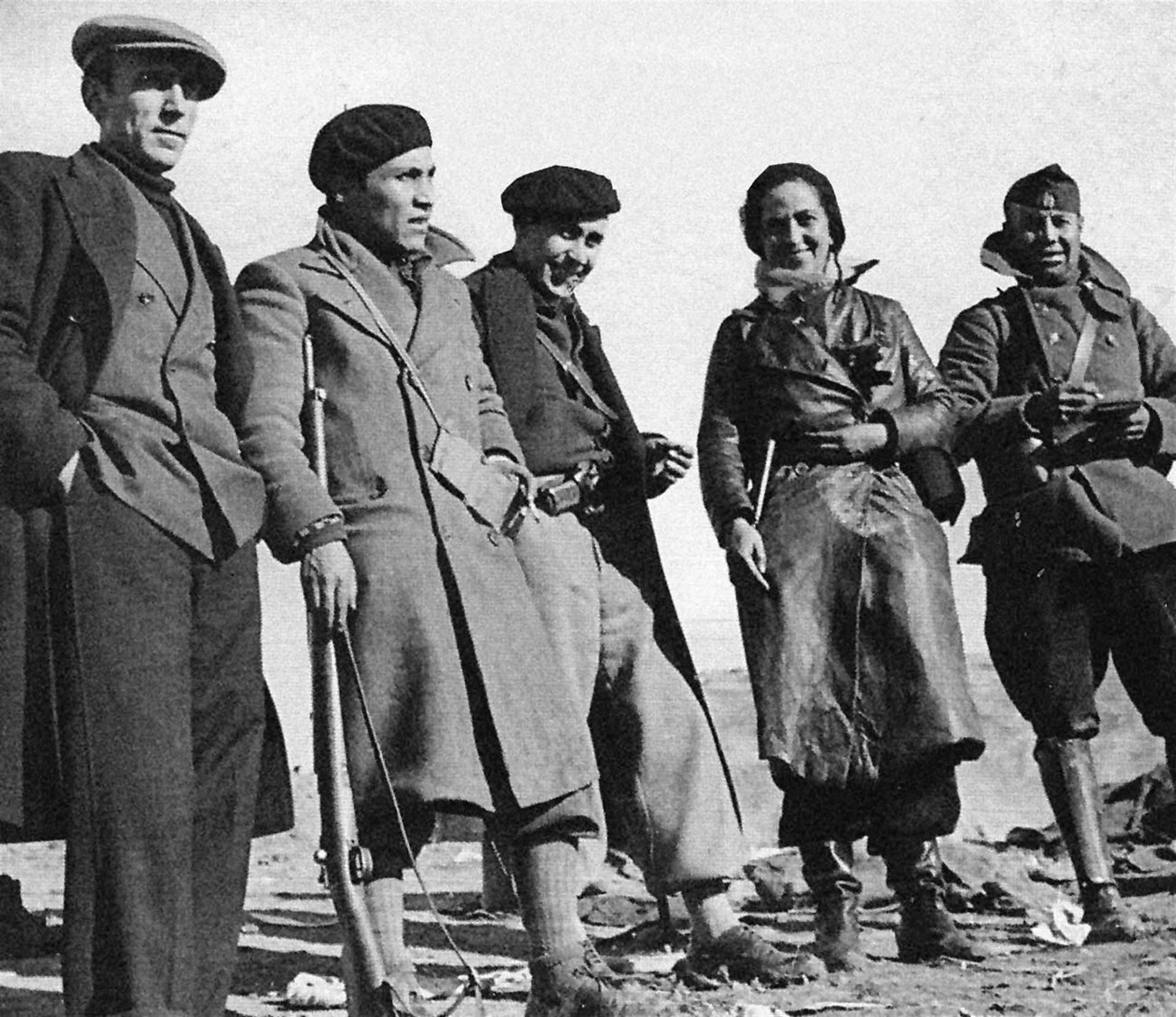 La argentina Mika Feldman en el frente de Guadalajara, en 1936, acompañada por milicianos, cuyo perfil biográfico forma parte del libro "Periodistas extranjeras en la Guerra Civil"