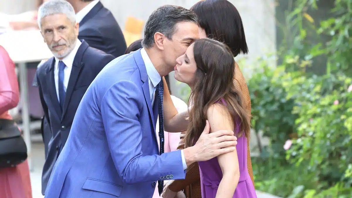El presidente Sánchez, besa a la ministra de Igualdad Irene Montero con Marlaska al fondo