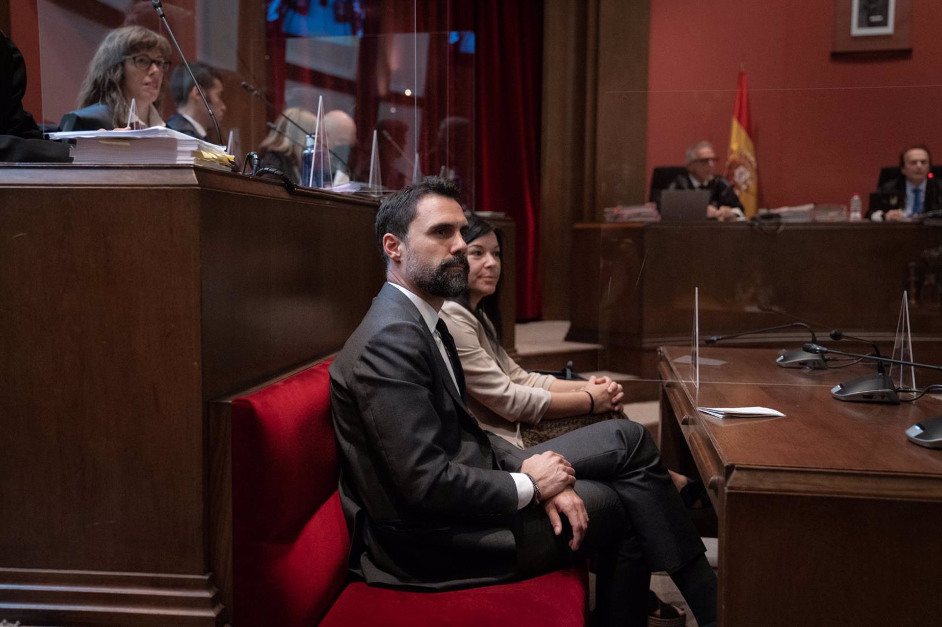 El expresidente del Parlament y conseller de Empresa, Roger Torrent y la exsecretaria cuarta del Parlament Adriana Delgado, durante el juicio en el TSJC
