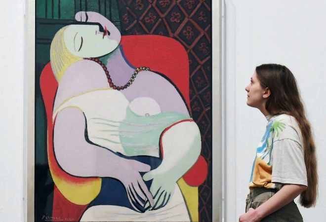 Una joven admira 'El sueño' de Picasso en una imagen de archivo
