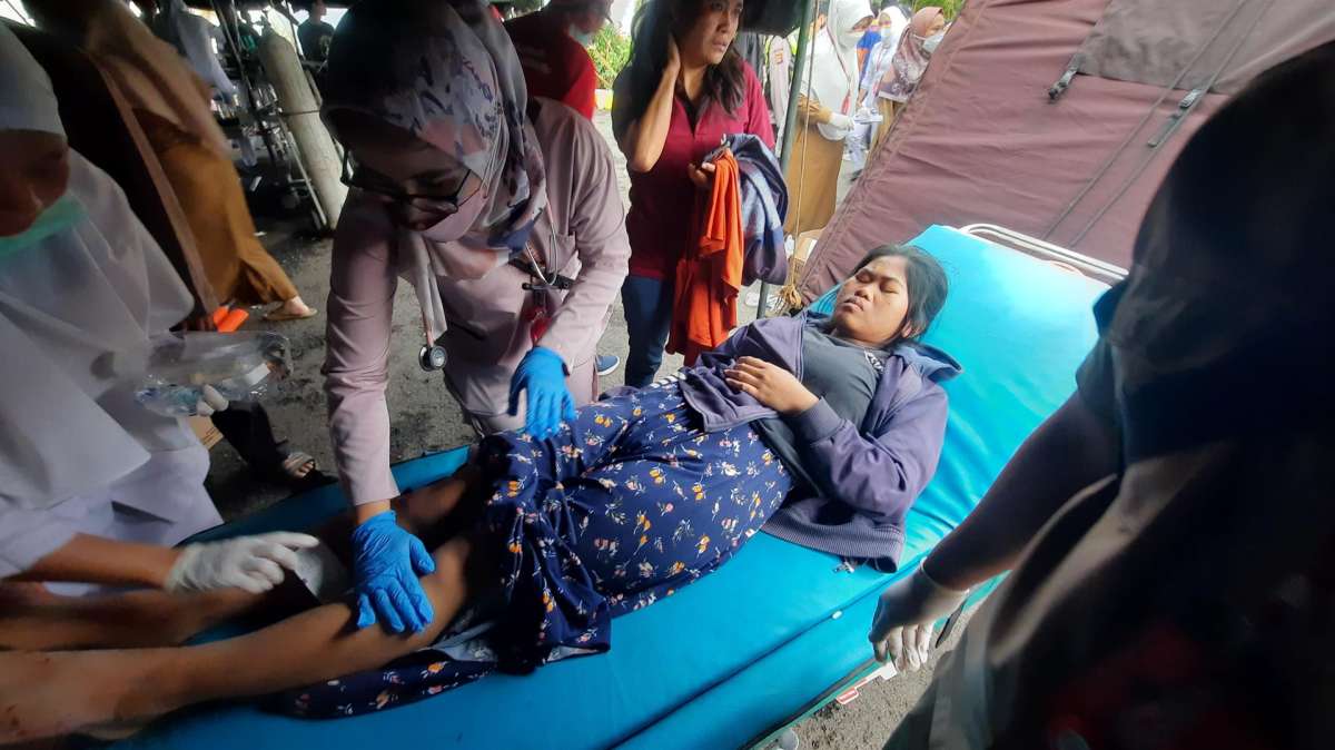 Una persona herida por el terremoto en Indonesia