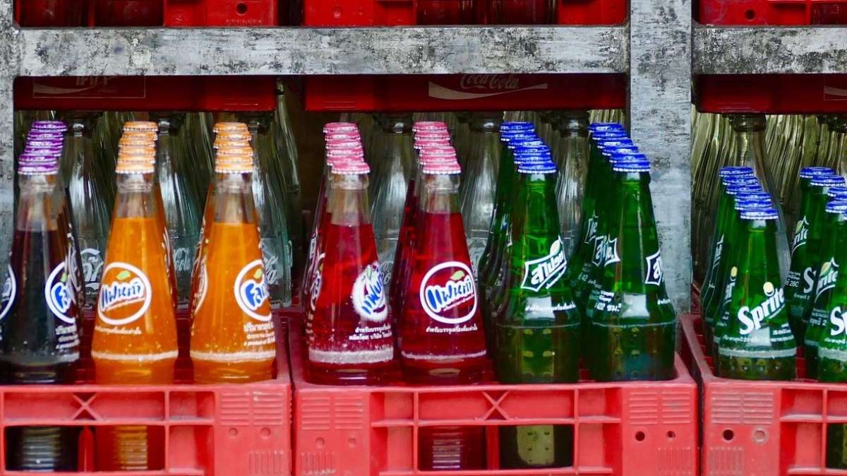 La subida del IVA de las bebidas azucaradas se traslada a su precio y reduce el consumo en los hogares más pobres