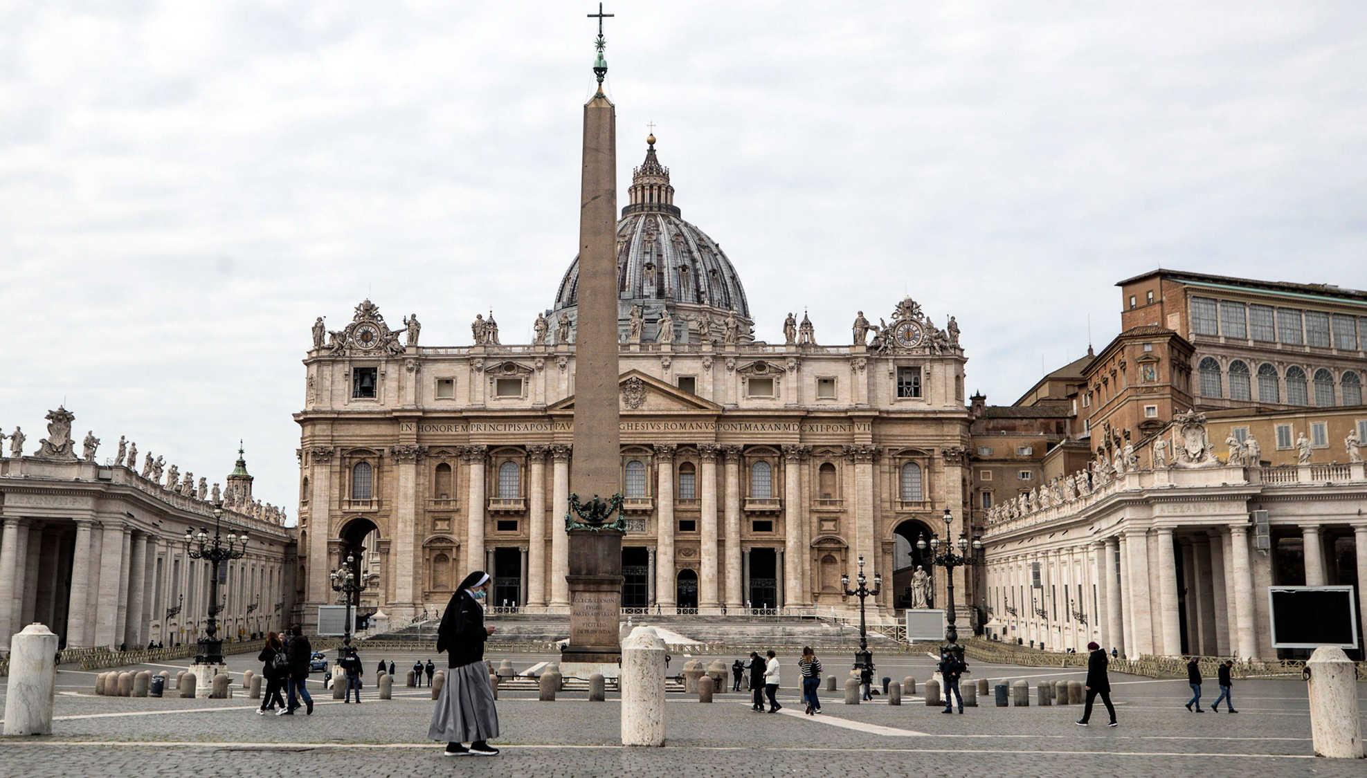 El Vaticano condena a cinco años y medio de cárcel al cardenal Becciu por anomalías financieras