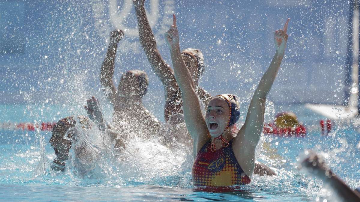 Las jugadoras de la selección española celebran su victoria frente a Hungría en la final de la Superliga Mundial de Waterpolo femenino,