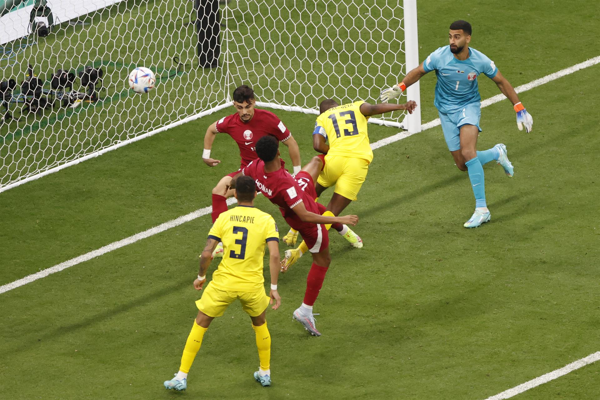 Enner Valencia marca ante Qatar el gol que fue anulado por VAR