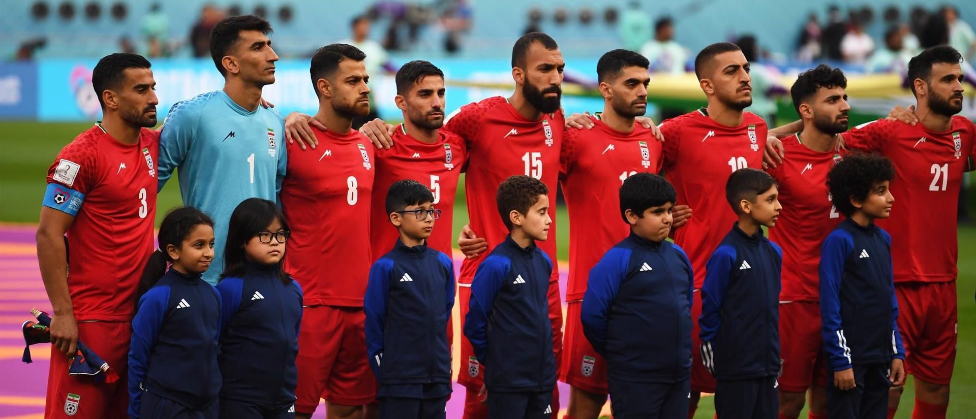 Los jugadores iraníes, en silencio durante su himno