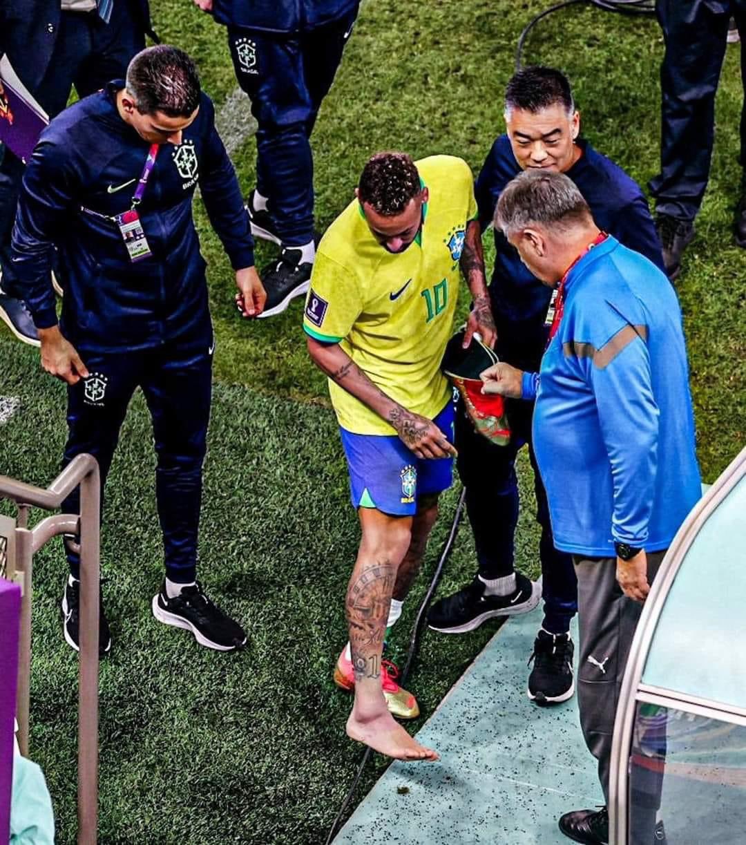 Neymar tuvo que abandonar el encuentro con el tobillo hinchado tras una dura entrada