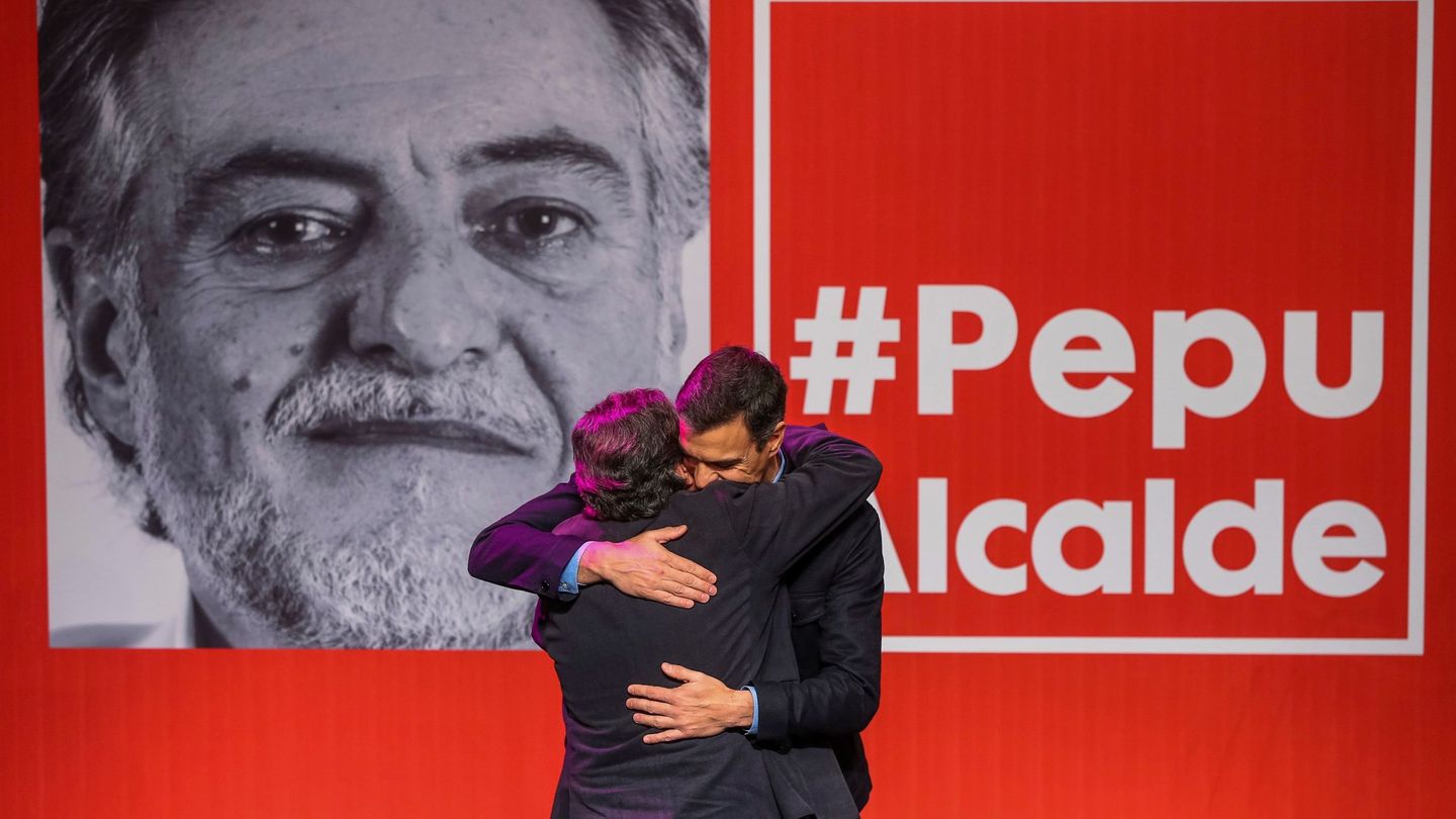 Pedro Sánchez abraza a Pepu Hernández, el candidato socialista al Ayuntamiento de Madrid en 2019