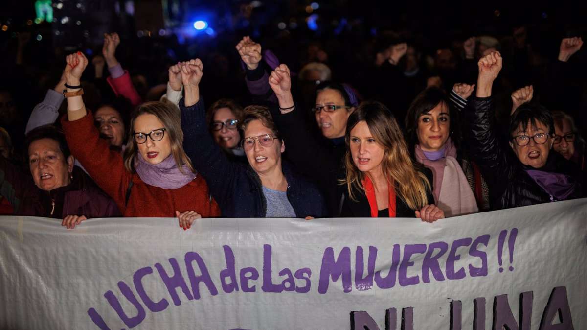 Cientos de mujeres apoyan a Irene Montero en la marcha convocada por la Comisión 8M en Vallecas