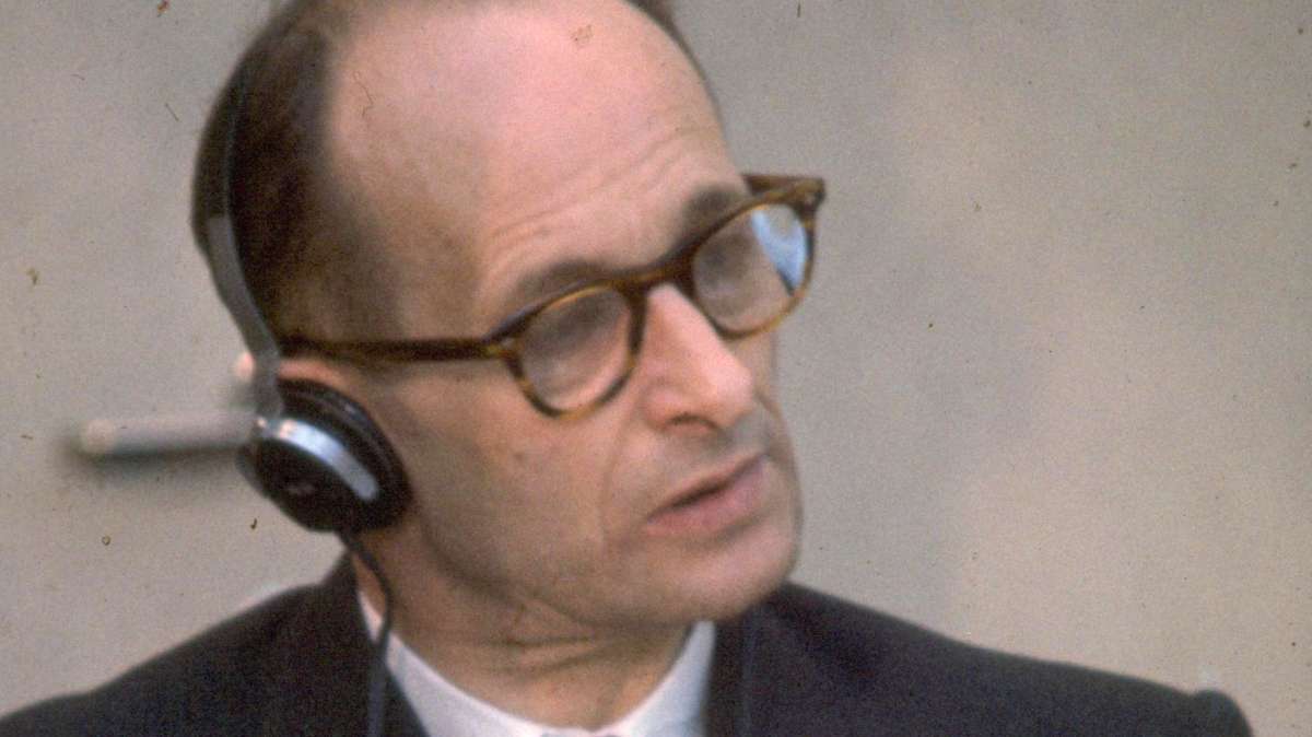 Adolf Eichmann durante su juicio en Israel, en 1961