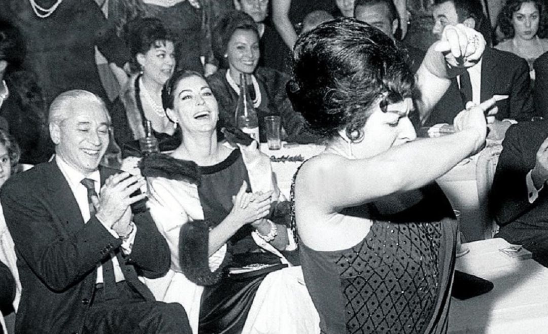 Ava Gardner, sentada, durante la fiesta por el bautizo del hijo de Lola Flores.