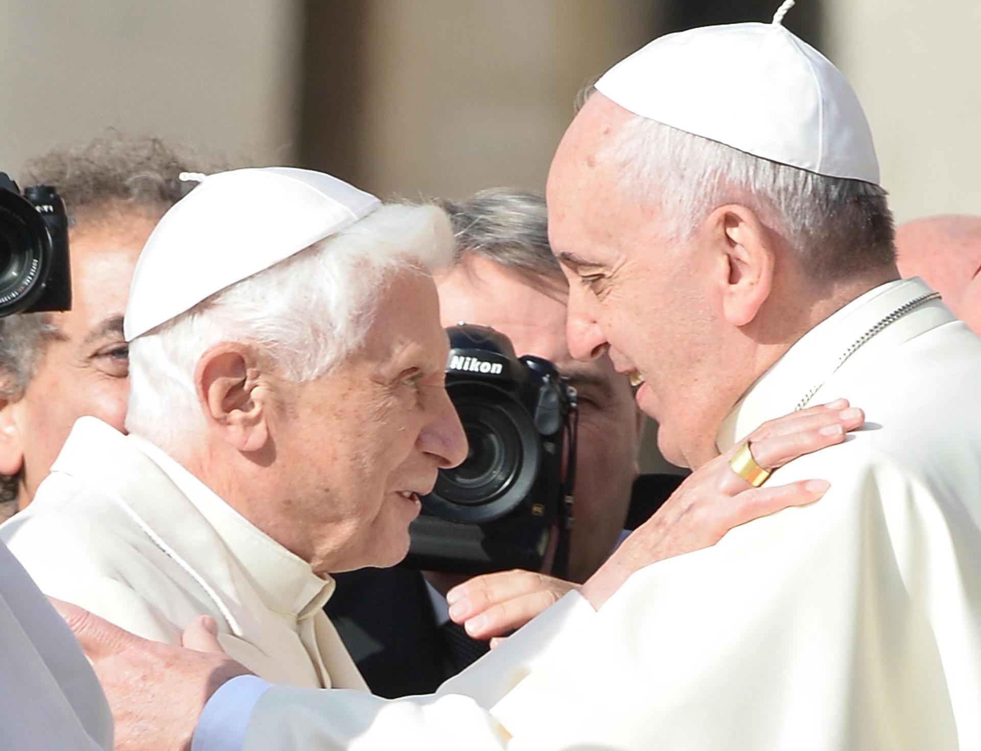 El Papa Emérito Benedicto XVI y el Papa Francisco I.