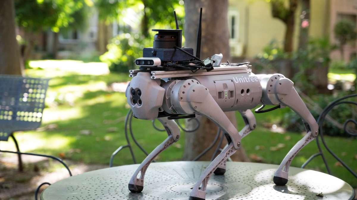 El CSIC presenta a 'Tefi', un perro robot capaz de guiar a personas con discapacidad