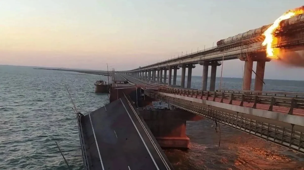Putin sale del 'búnker': inspecciona en coche el puente de Crimea