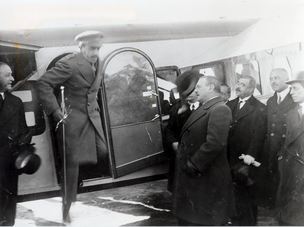 El rey Alfonso XIII en el vuelo inaugural de Iberia en 1927