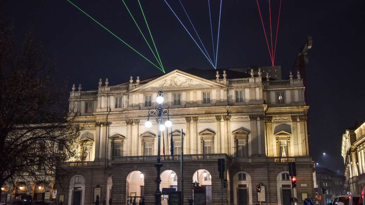 Ecologistas lanzan pintura contra La Scala de Milán el día de la "prima"