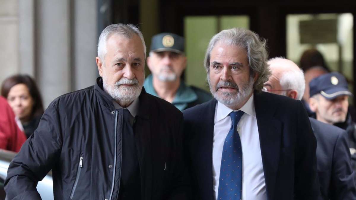 El expresidente de la Junta de Andalucía, José Antonio Griñán, a su llegada al juicio del caso ERE en la Audiciencia Provincial. Sevilla, el 19 de noviembre del 2019
